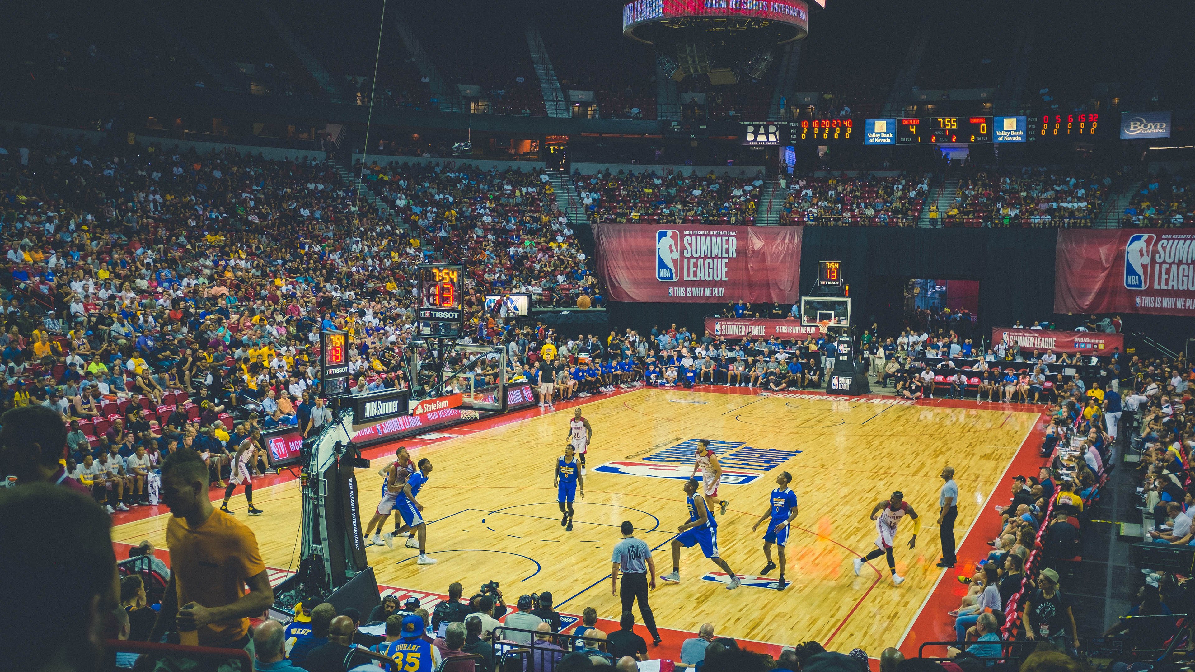 东契奇狂砍29+11+10助攻领衔湖人三连胜，里夫斯26+11火力全开，nba东契奇集锦